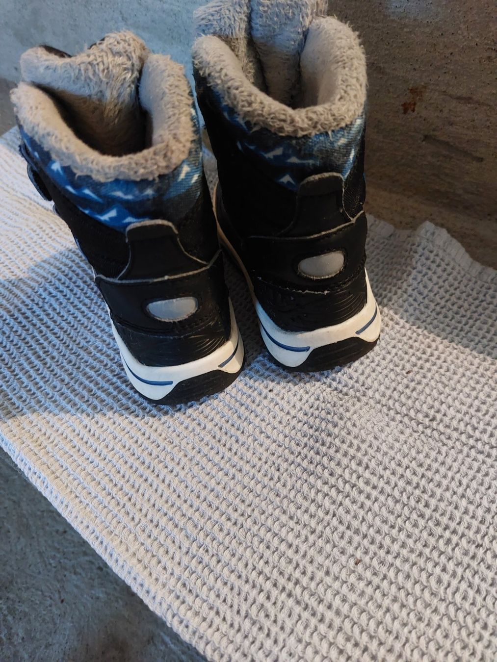 Scarpe da uomo: Winterschuhe für Jungen oder Mädchen Grösse 23 – Usato da Pfaffnau venduto da hei_9l9h 1