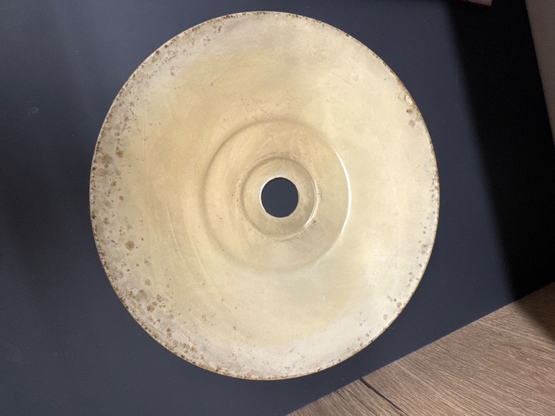 Paralumi: Lampe abat-jour vintage émaillé vert – Usato da Lajoux JU venduto da Briard0 1