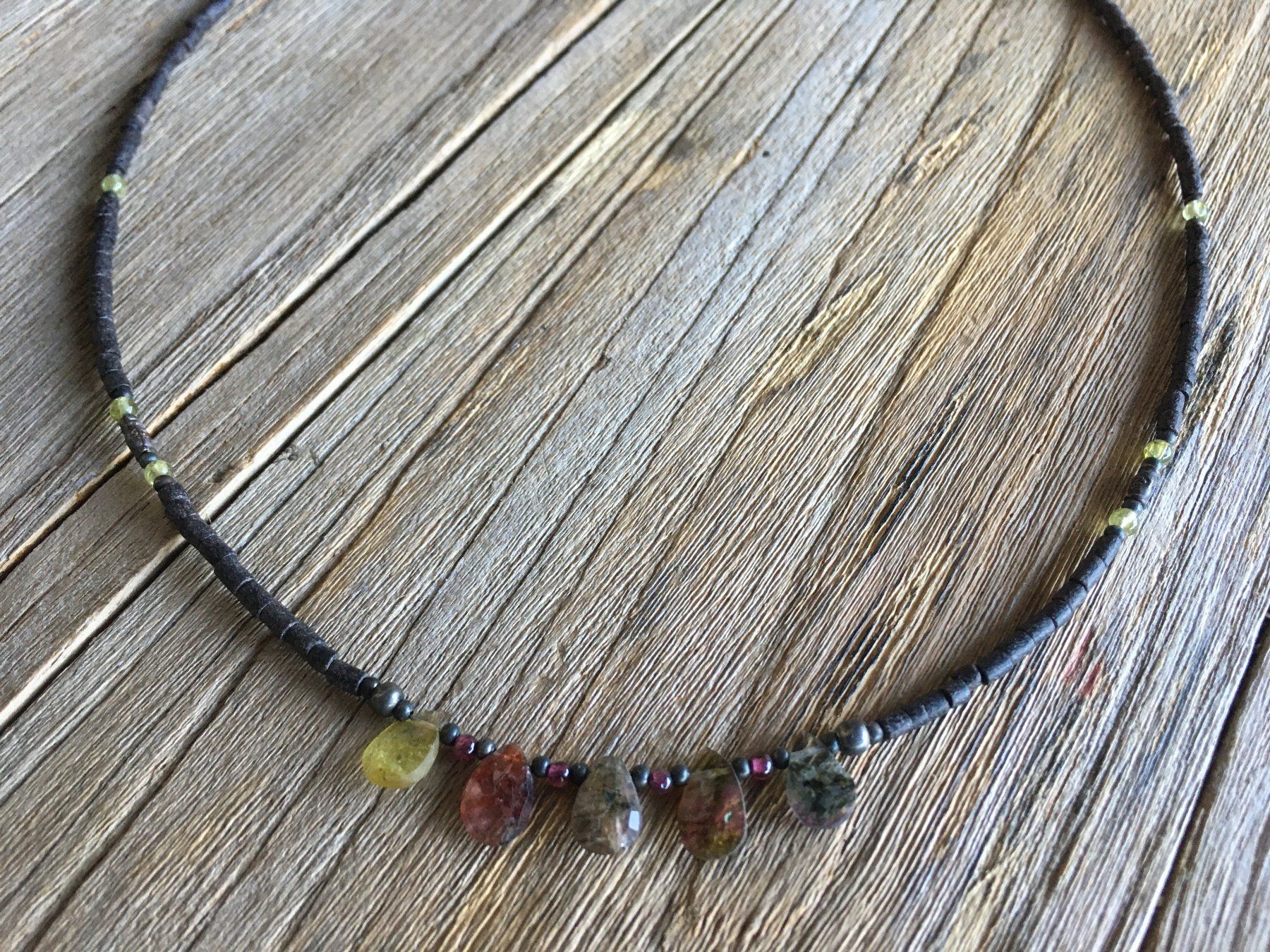 Catenine: HALSKETTE  TURMALIN / ONIX / PERIDOT  LÄNGE 47cm – Nuovo e nell'imballaggio originale da Aesch ZH venduto da LiquidAktion