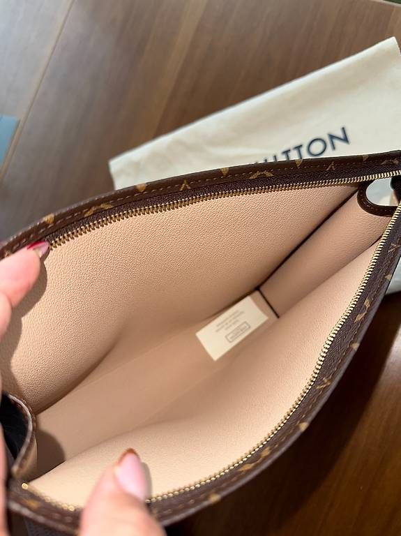 Louis Vuitton Custodie per cosmetici: Louis Vuitton Poche Toilette 26 Monogram – Usato da Wabern venduto da El_Sueno 2