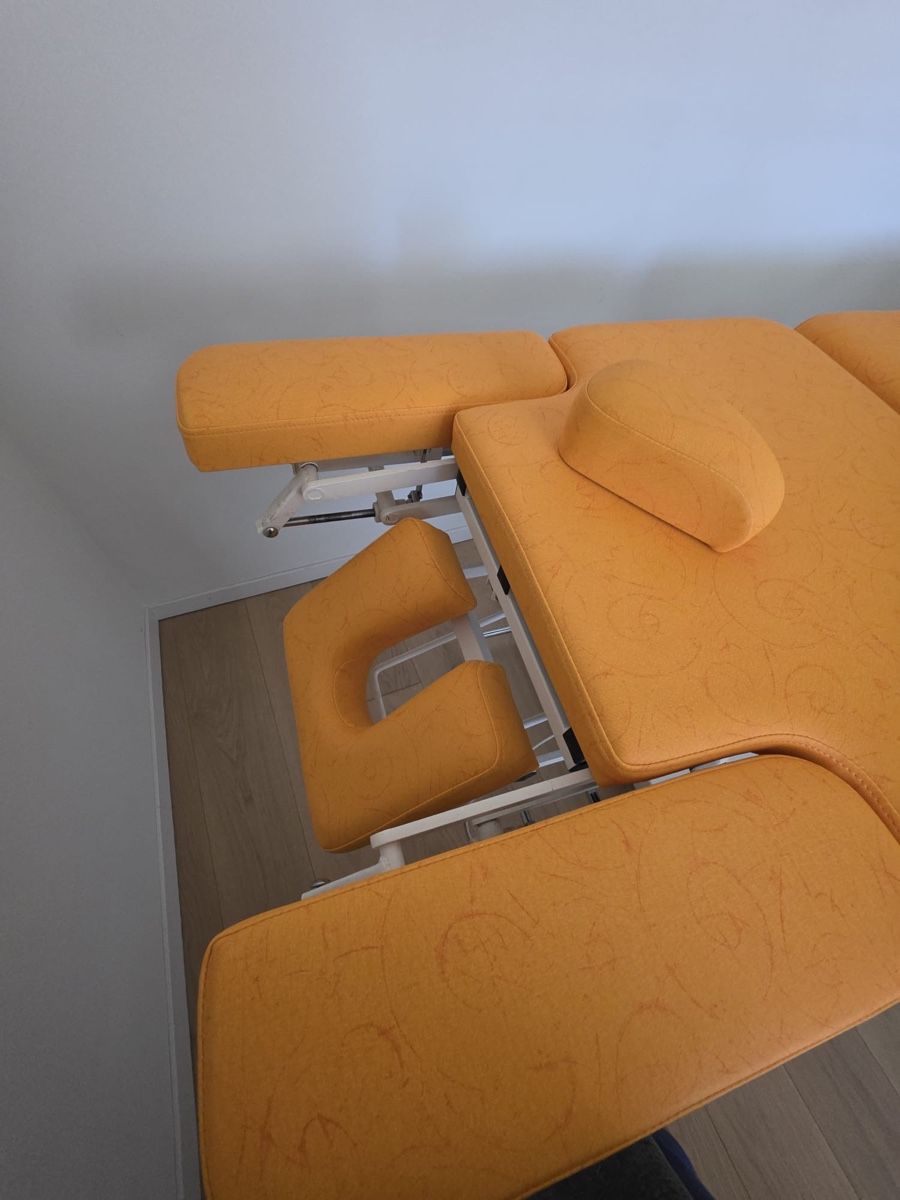 Kosmetik-& Massageliegen: Table de massage professionnelle – Gebraucht aus Bôle von chr_2pw6 3