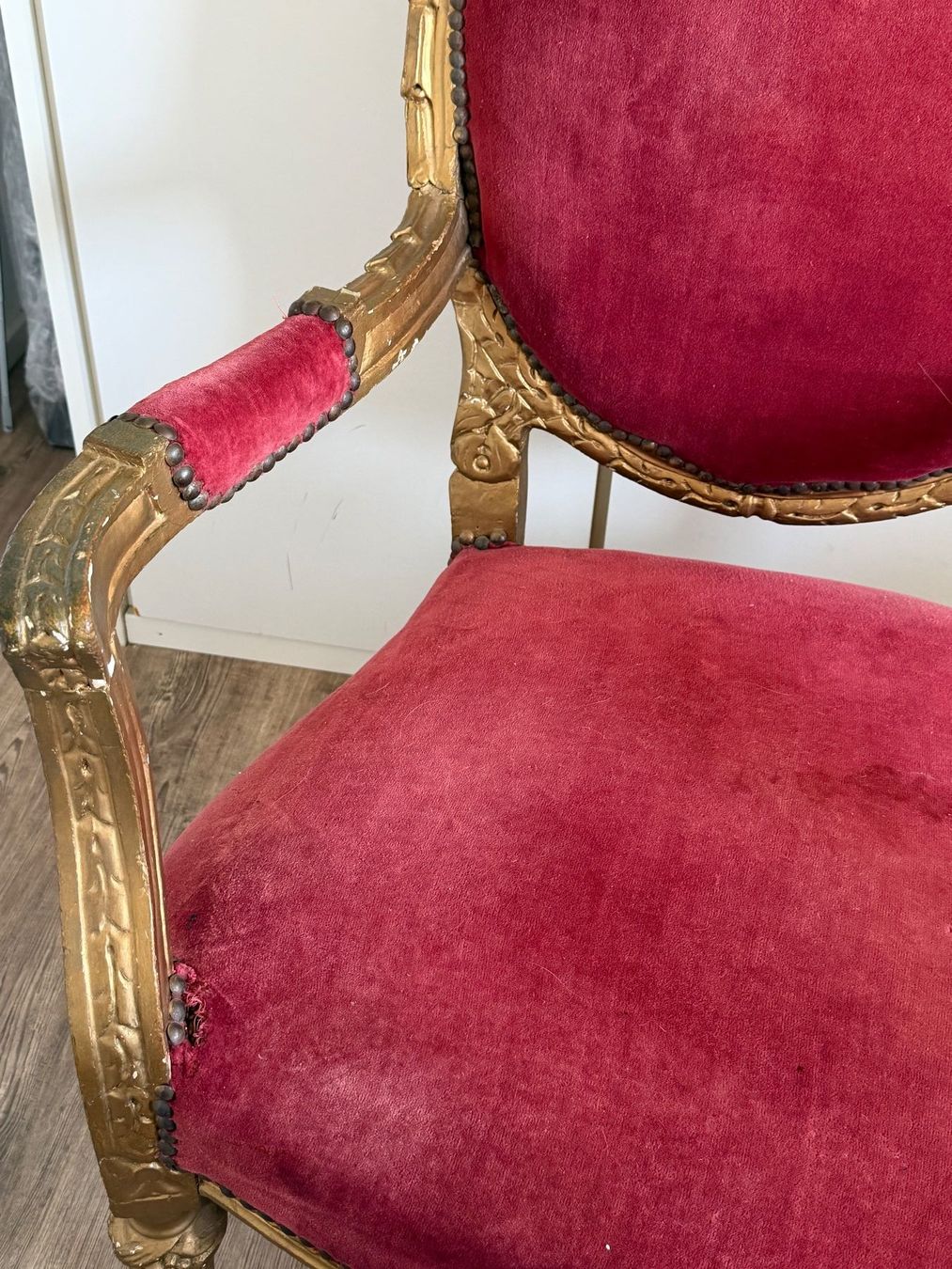 Fauteuils: Antiker Sessel mit rotem Samtbezug – D'occasion à Muttenz par flowers04 3
