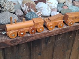 Holzeisenbahn 7teilig,  handgefertigt,   sehr schön