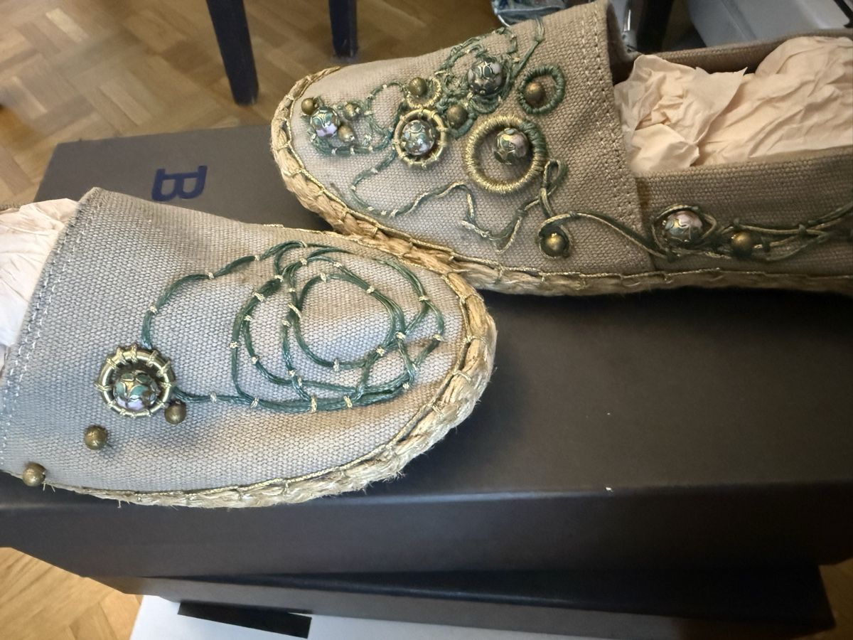 Scarpe da donna: Espadrilles artisanales brodées et perlées – Nuovo (secondo la descrizione) da Neuchâtel venduto da ass_gdc7 6