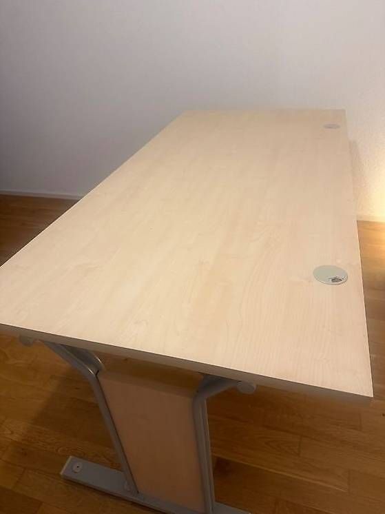Scrivanie: TOP ANGEBOT: Moderner Bürotisch mit Kabelmanagement – Usato da Zürich venduto da donnasdistelfink 2