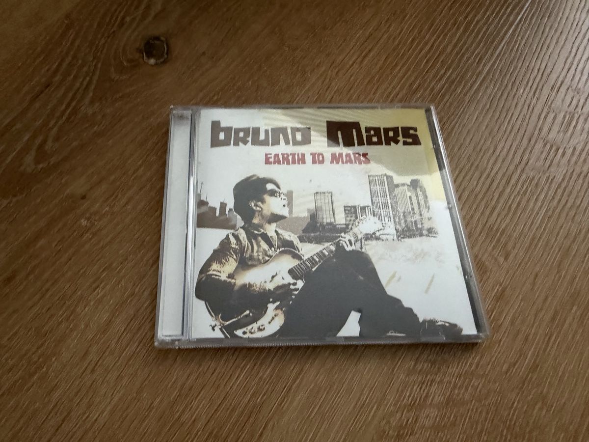 CD: Bruno Mars - Earth To Mars CD – Nuovo (secondo la descrizione) da Ettingen venduto da robbenlos