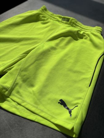 Puma Fussballshorts / neongelb / Grösse M / Schweizer Nati