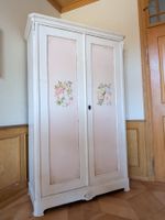 Shabby Chic - professionell restaurierter antiker Schrank