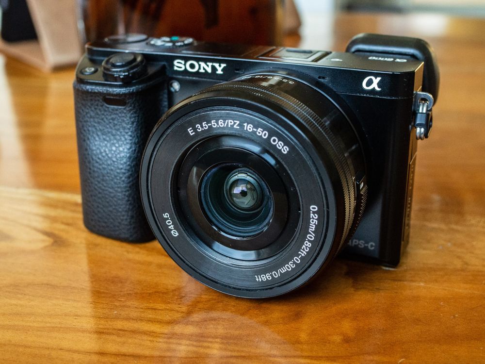 Sony a6000 inkl. Kit-Objektiv 16-50mm & Buch | Kaufen auf Ricardo