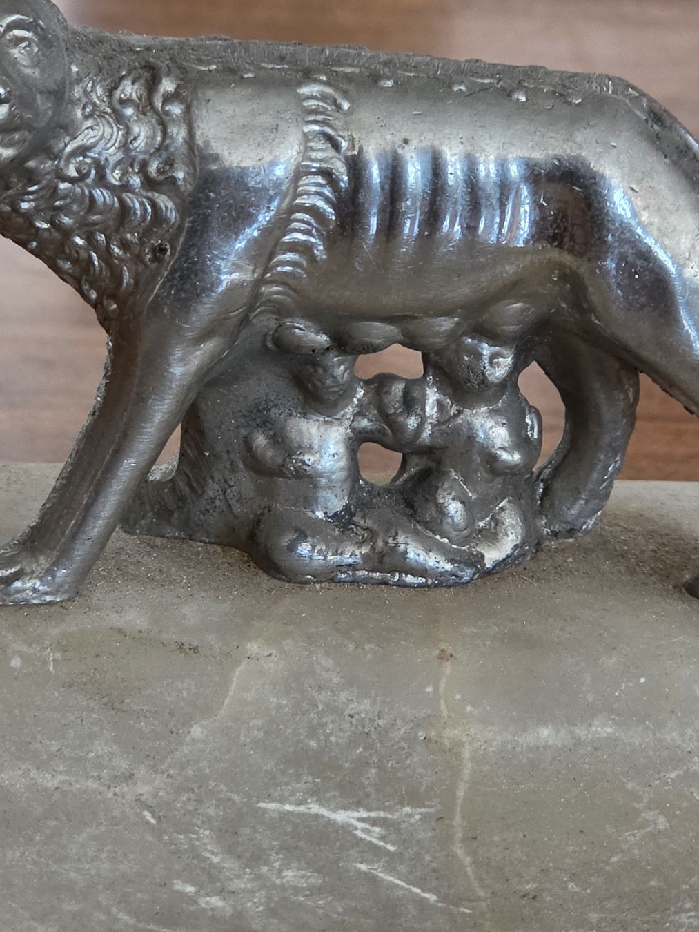 Portacenere: Aschenbecher mit Wolf und Romulus und Remus Figur – Usato da Mettlen venduto da elios0888 8