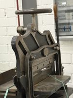 Antike Schneidmaschine für Cartonnagen