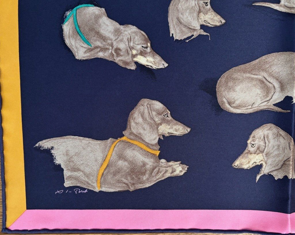 Hermès Foulards, Tücher & Schals: HERMES Gavroche Pochette "LES BASSETS", 2025 – Neu und originalverpackt aus Zürich von Libraco 3