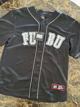 Stylisches Baseball-Shirt von FUBU, Grösse L, Neuwertig