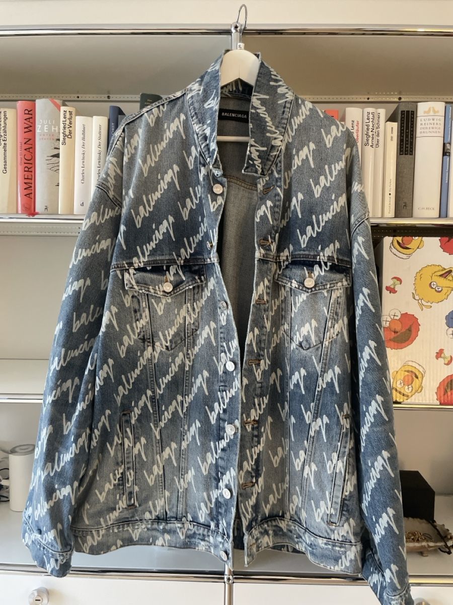 Balenciaga Giacche: Balenciaga All Over Logo Jeans Jacke – Usato da Wittenbach venduto da therealmoonstone