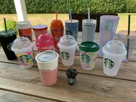 Verschiedene Starbucks Becher und 1 Schlüsselanhänger