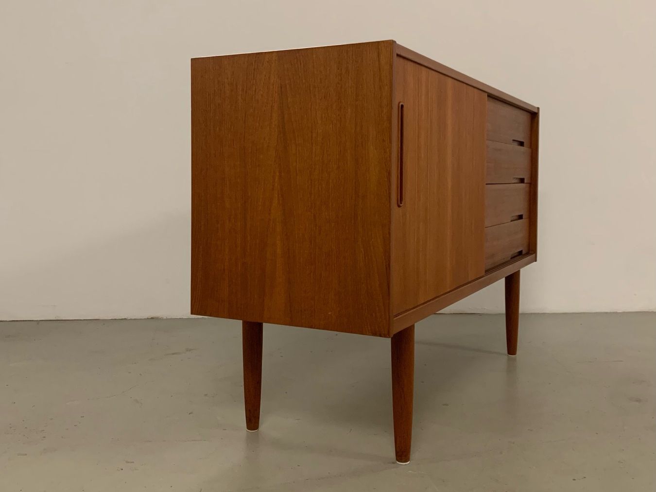 Knoll Cassettiere: MidCentury Teak Sideboard Nils Jonsson – Usato da Basel venduto da MidMod20C 1