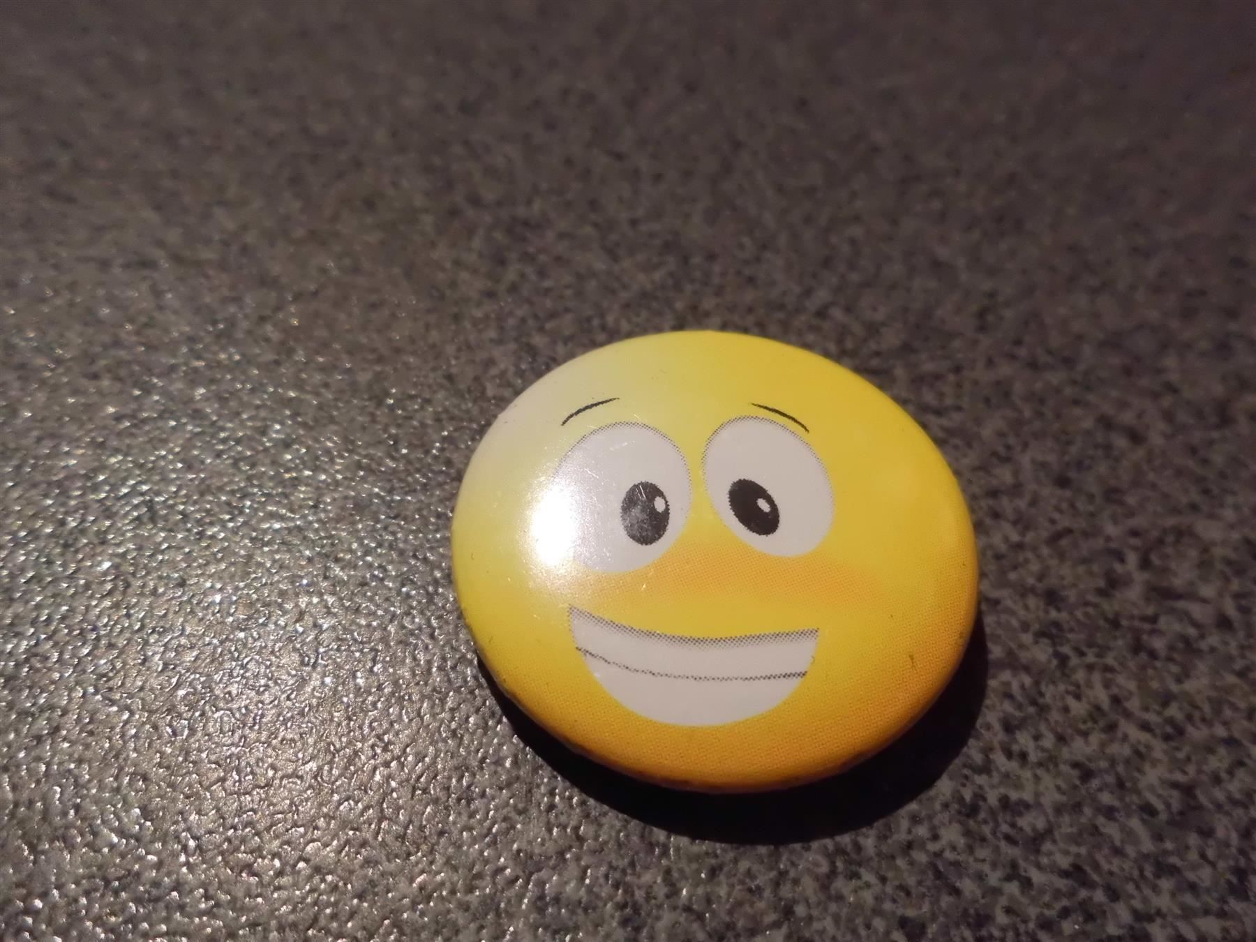 Spille & Fermagli: Button Smily gelb, lachend – Usato da Zürich venduto da abraxas1291