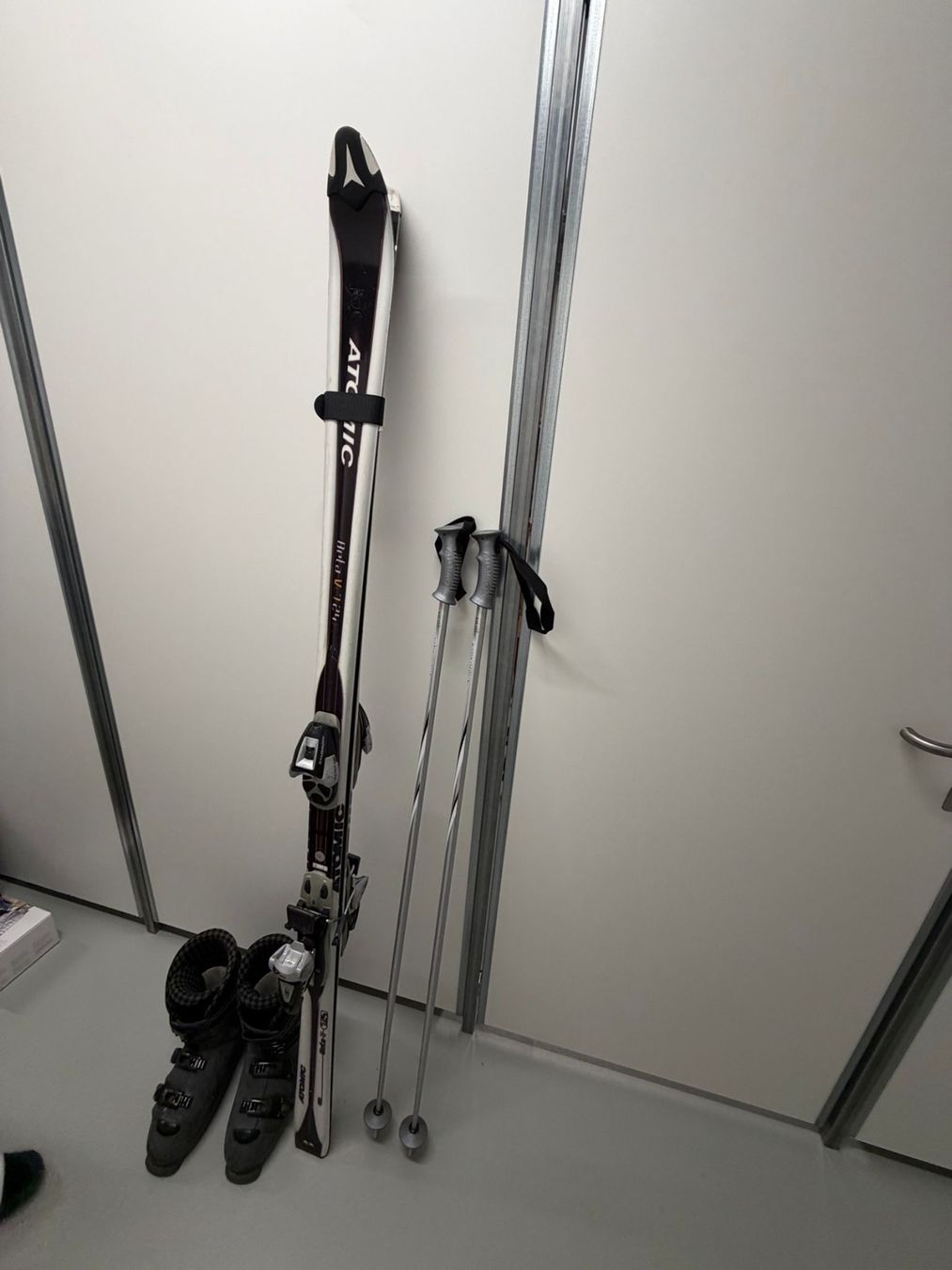 Atomic Sci: Atomic Ski-Set & Columbia Ski-Anzug – Usato da Gossau ZH venduto da Marco821