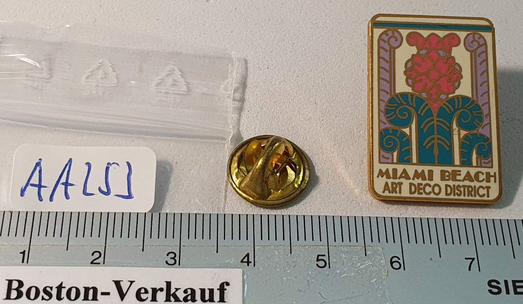 Placchette & Badge: AA253 - Pin MIAMI BEACH Art Deco District – Usato da Reinach BL venduto da Boston-Verkauf 1