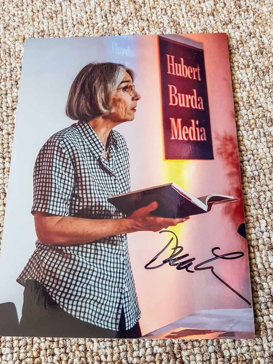 Autografi: Donna Leon - Autogramm auf Foto – Usato da Kaisten venduto da Simpsons4