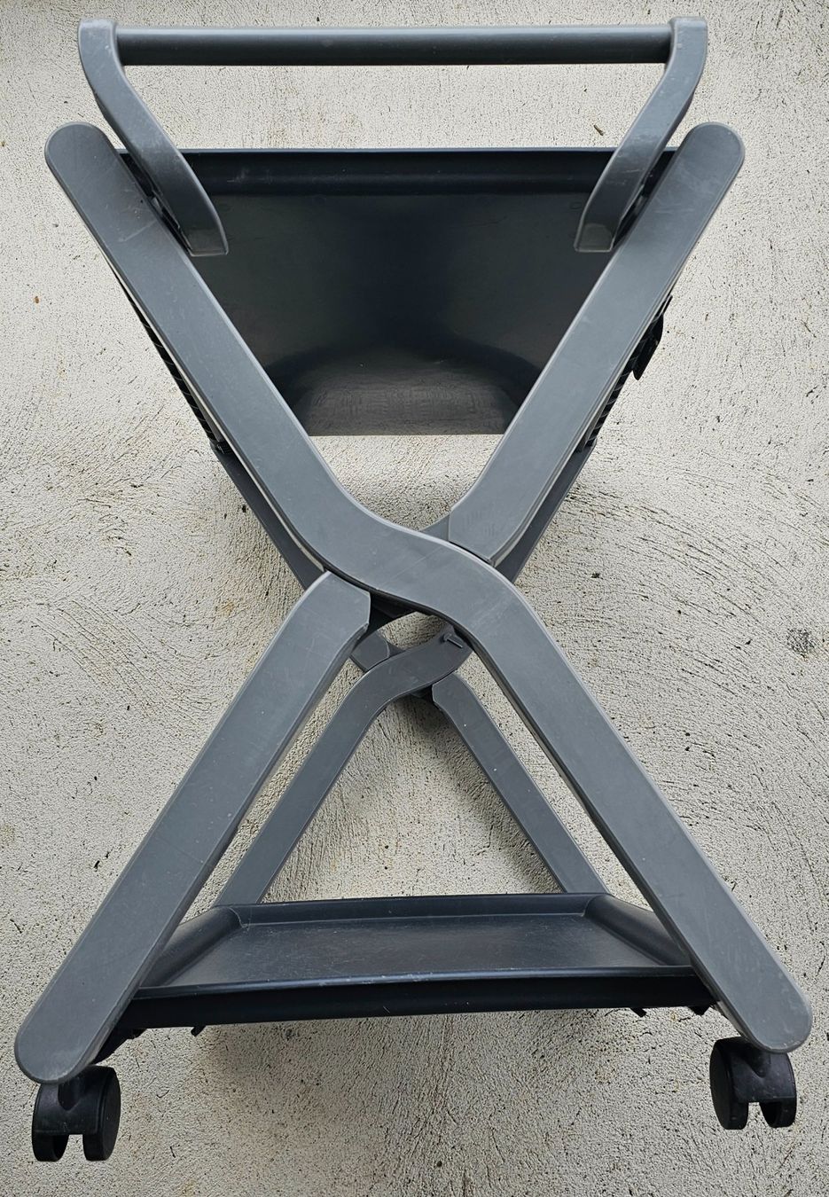 Regale: Chariot de service pliable sur roulettes – Gebraucht aus Court von Jovi2 4