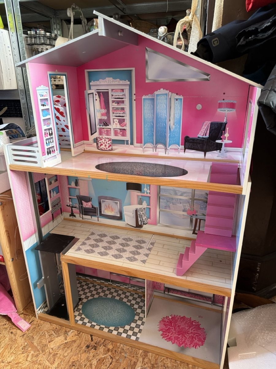 Maisons & Meubles de poupées: Barbiehaus – D'occasion à Egolzwil par cariaschi
