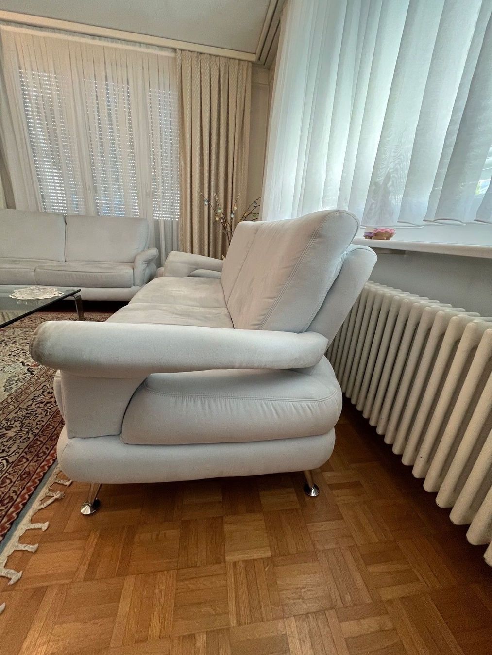 Sofas: 2x hellblaue Sofas + zusätzlicher Sitzhocker – Gebraucht aus Siebnen von Arko27 2