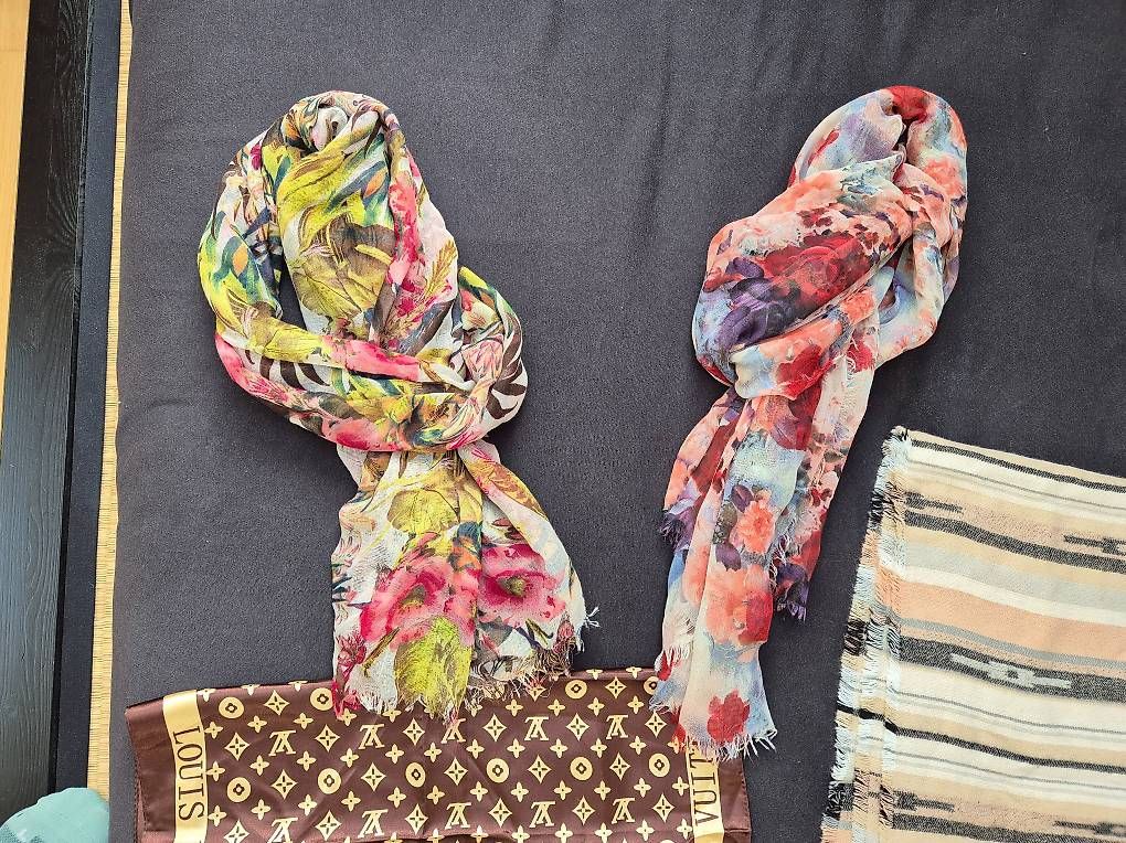 Foulard & Sciarpe: Set mit 9 Schals / Foulards – Usato da Kriens venduto da Moana89 4