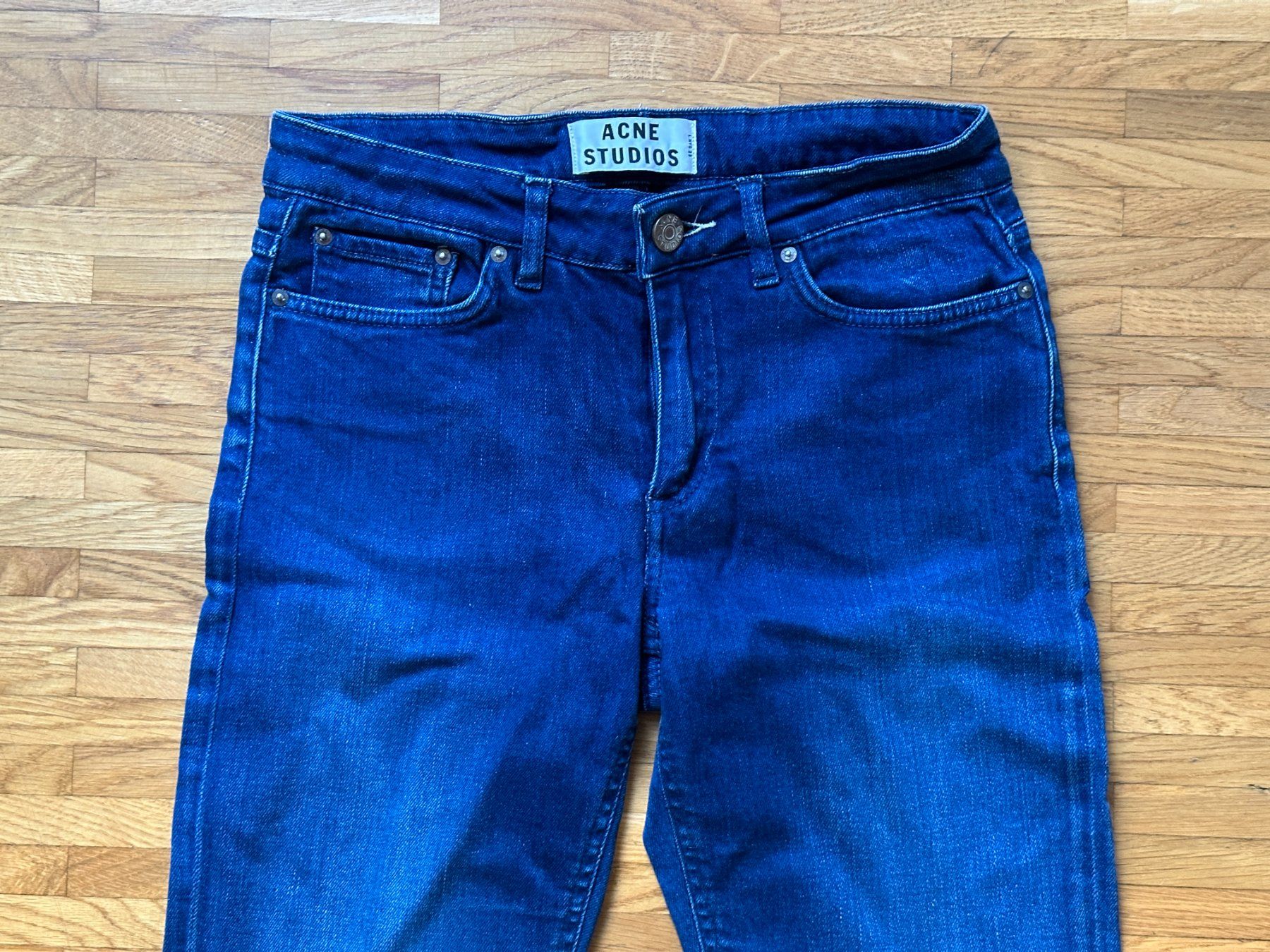 Acne Studios Jeans: Acne Studios Skin 5 Sparkling Jeans 26/32 – Gebraucht aus Lausanne von brixton 1