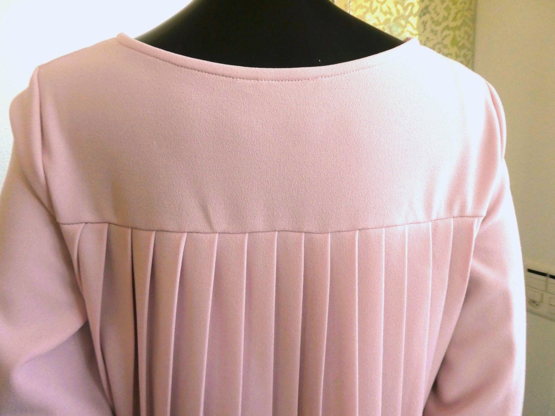 Kleider: CHARGET Kleid hinten cool mit Plissee, Gr. 40 – Gebraucht aus Berneck von chouchou1415 2