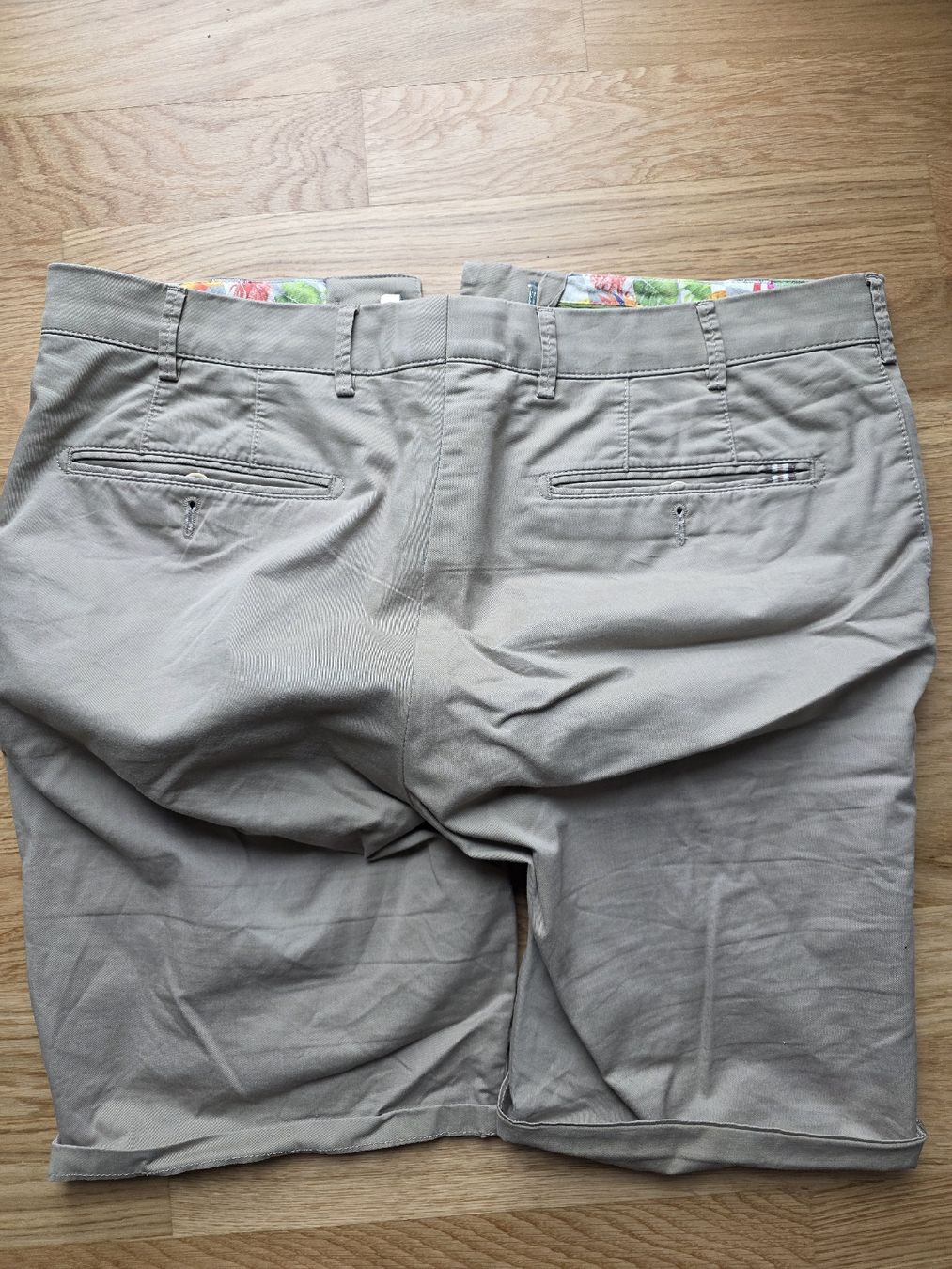Pantaloni: Graue Shorts M – Usato da Zürich venduto da ceviname 1