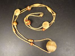 Lange Halskette mit Holzperlen aus Afrika