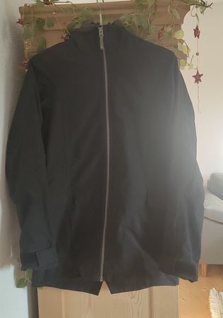 Schwarze Regenjacke, länger geschnitten