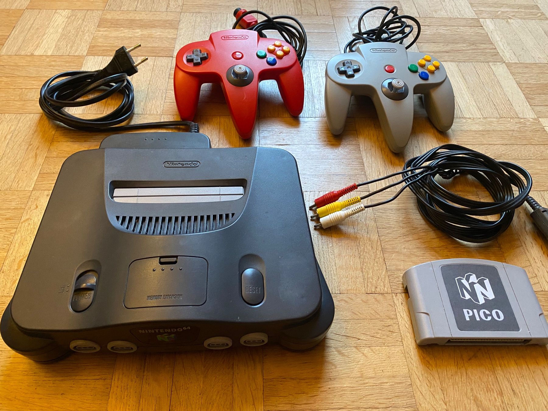 Nintendo Konsolen: Nintendo N64 Konsole + 2 Controller + PicoCart64 – Gebraucht aus Adliswil von synchrot 1