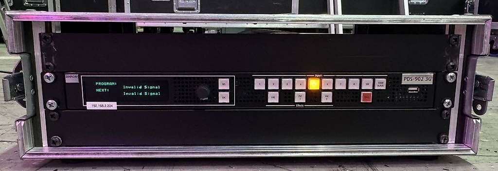 Console di mixaggio: Barco PDS-902 3G, Seamless Switcher – Usato da Rüti ZH venduto da Philippek