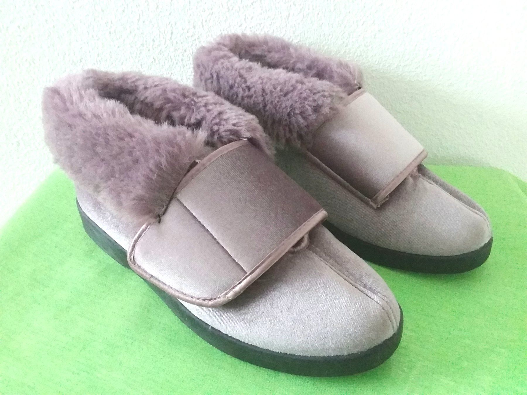 Scarpe da donna: Kuschlige Hausschuhe, Gr 40 – Usato da Uitikon Waldegg venduto da Risibisi7 1