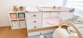 Babybett mit Wickelkommode zu verkaufen 