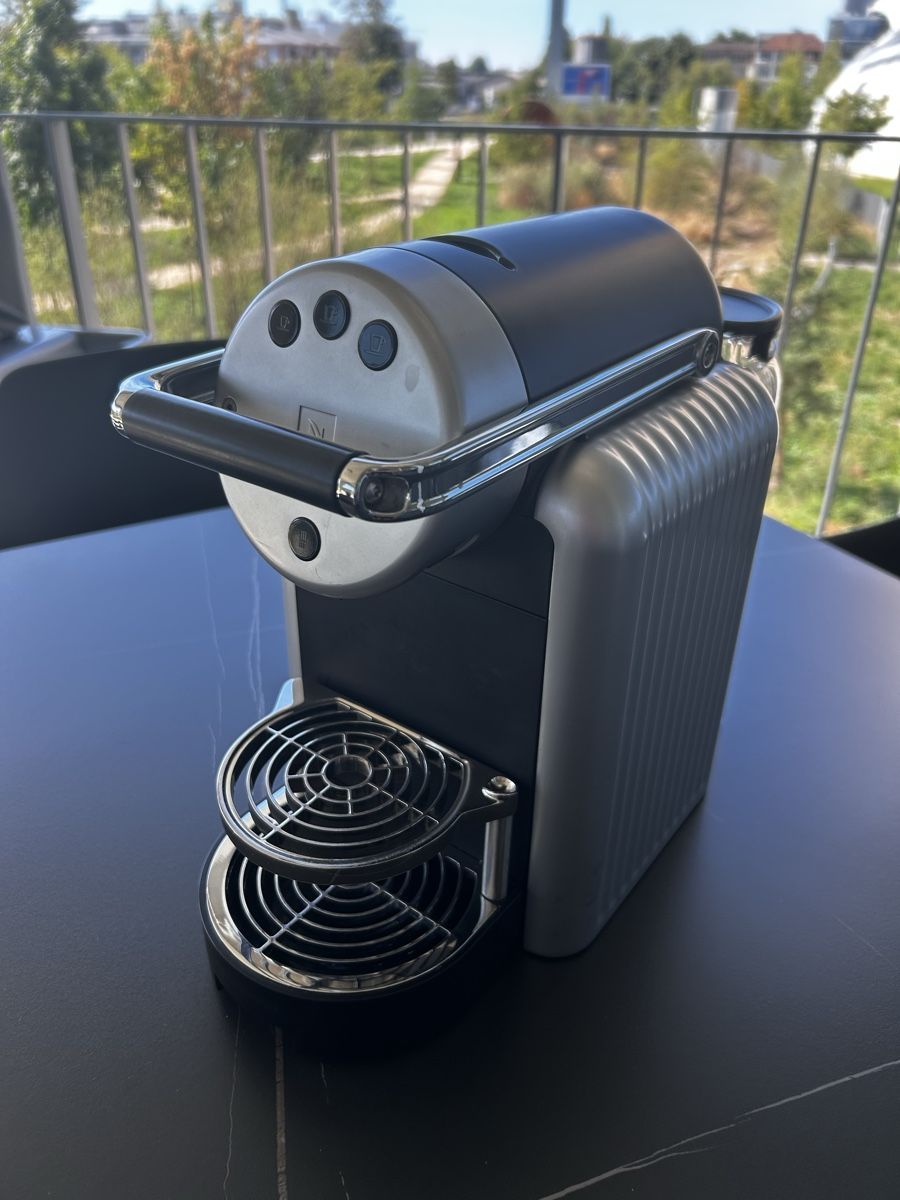 Nespresso Kaffeemaschinen & Espressomaschinen: Machine à café NESPRESSO Professionnal – Gebraucht aus Biel/Bienne von Binot20
