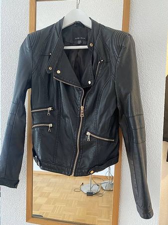 Schwarze Kunstlederjacke Grösse S mit goldenen Details