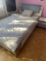 Jugendzimmer Bett mit Nachttisch
