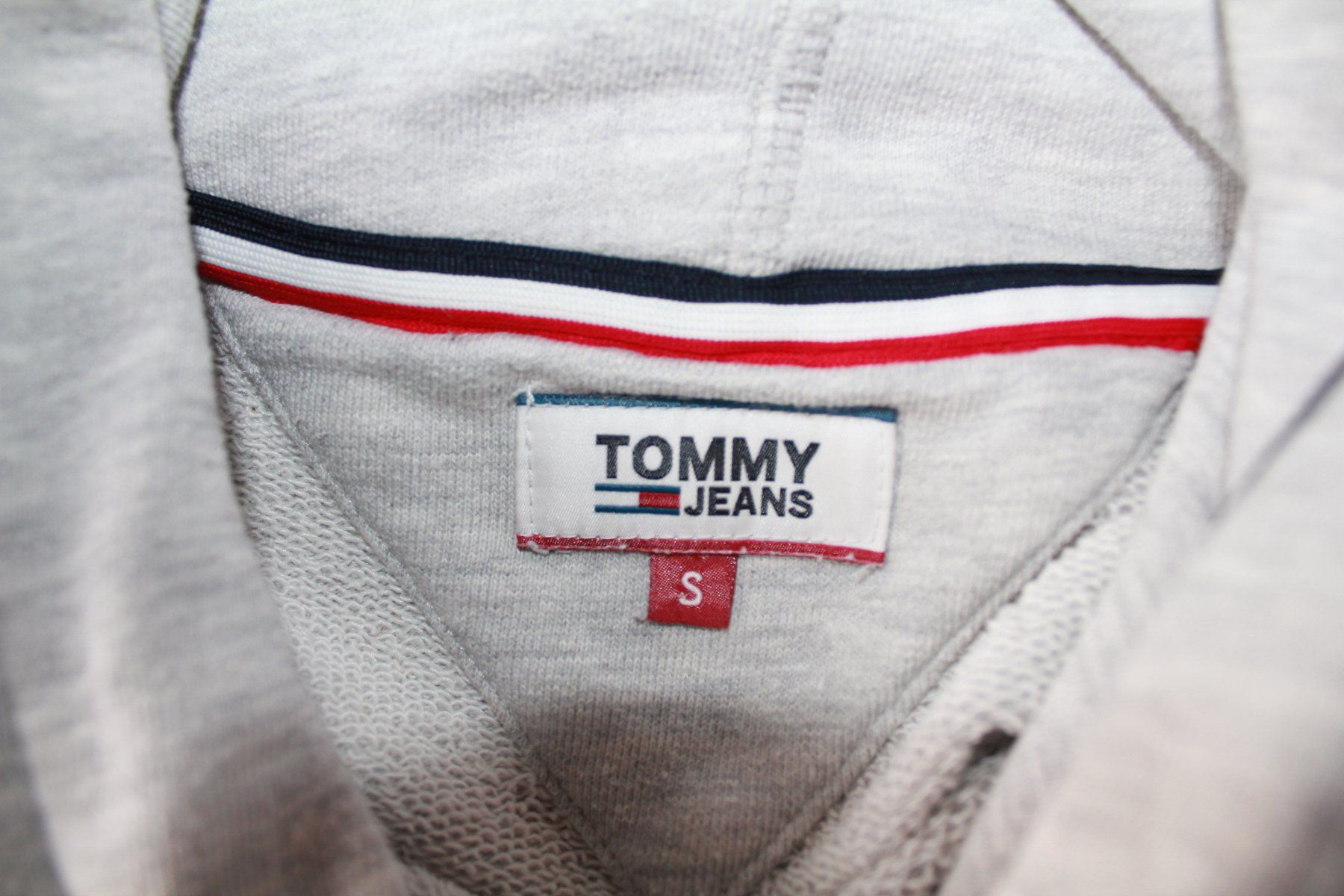 Tommy Hilfiger Maglioni & Felpe: Tommy Jeans Sweat à capuche gris    t.S – Usato da Peseux venduto da Gilloss 7