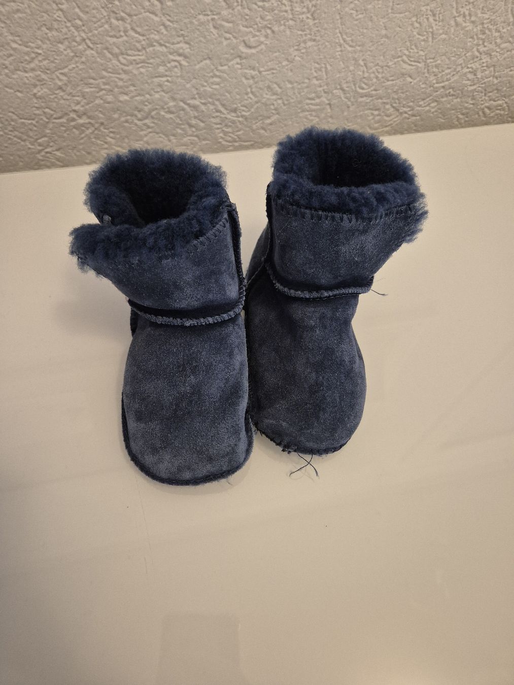 Ugg Scarpe per ragazzi: Süsse UGG Baby Schuhe, dunkelblau – Usato da Zürich venduto da Inanina 1