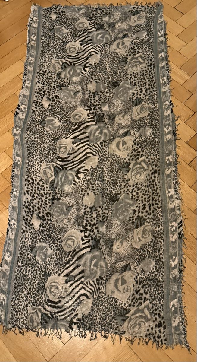 Foulard & Sciarpe: Schöner Schal mit speziellem Muster – Usato da Basel venduto da zukk_ 2