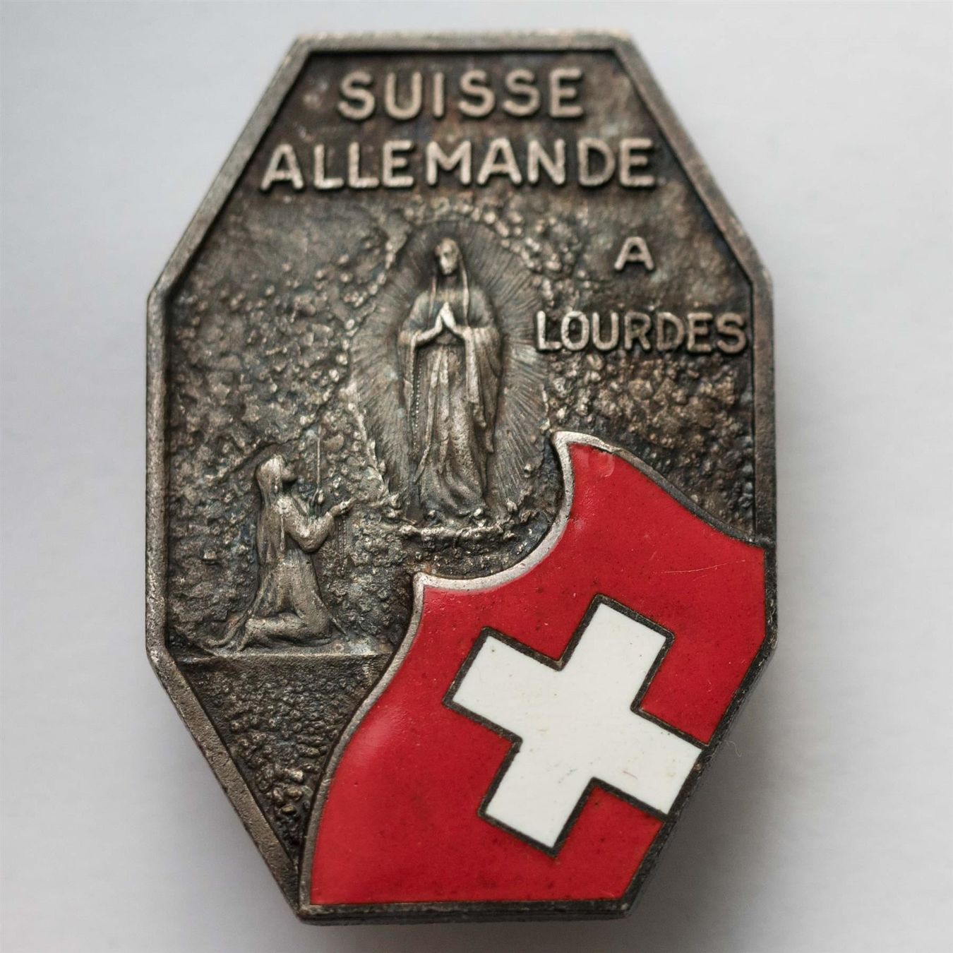 Medaillen: Broche SUISSE ALLEMANDE à LOURDES – Gebraucht aus Rotkreuz von Swiss-Coins