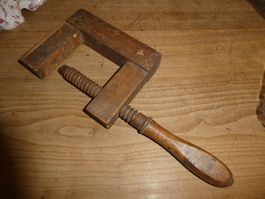 Alte Holzschraubzwinge aus Massivholz gebrauchter Zustand