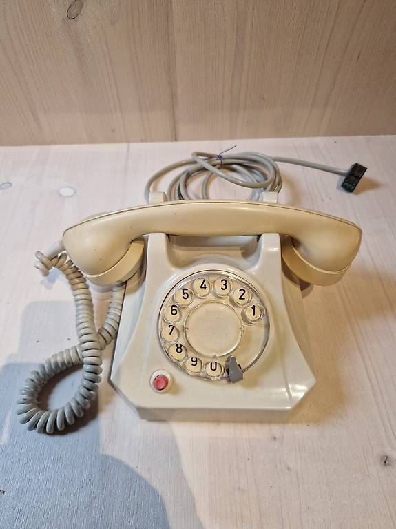 Telefone: Tischstation Mod. 50 – Gebraucht aus Uetikon am See von telegraph
