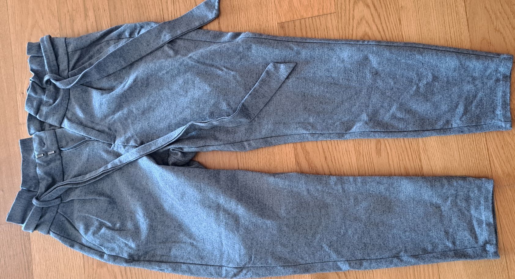 Vero Moda Hosen: Stoffhose mit Bindegürtel Vero Moda Grau – Gebraucht aus Seengen von ja6_65wp