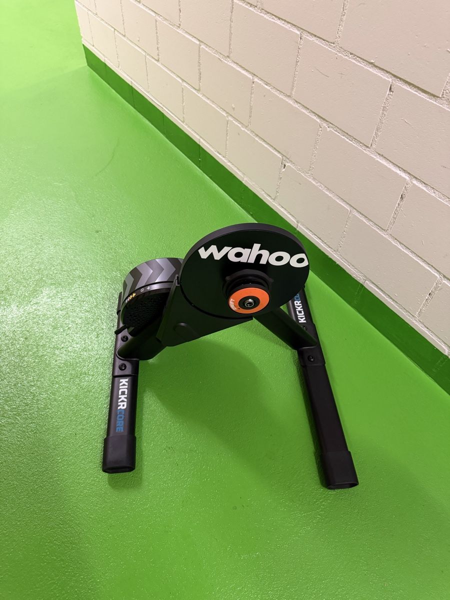 Wahoo Hometrainer: KICKR CORE 2 Smart Trainer mit ZWIFT Cog/Click Smart Trainer – Nuovo (secondo la descrizione) da Heerbrugg venduto da 89Luka