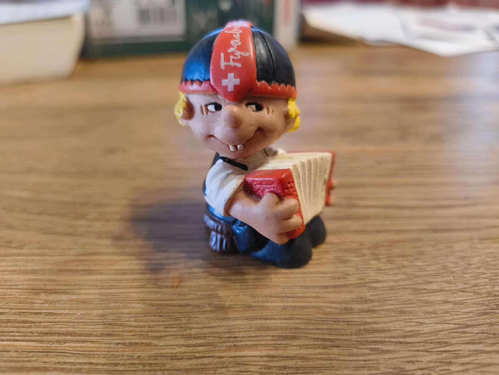 Schleich Statuette: Seppli mit Akkordeon, Hersteller Schleich  – Usato da Kyburg venduto da mir_8b67 1