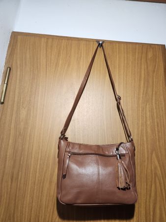 Sac à main en cuir marron style bandoulière. 